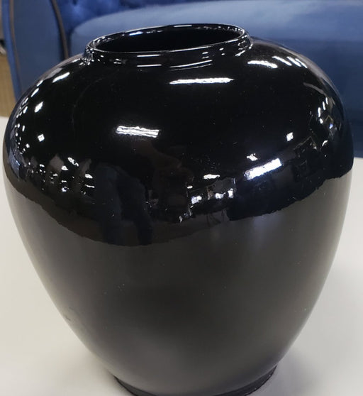 BLACK VASE