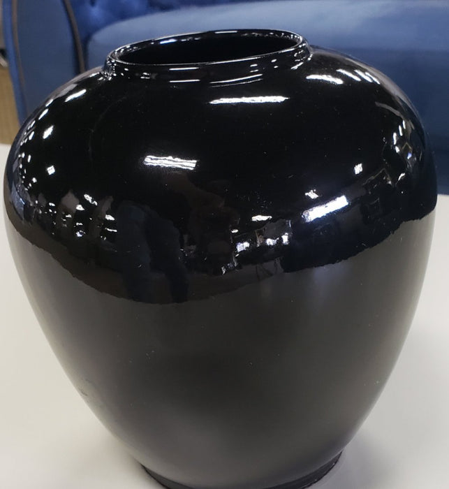 BLACK VASE