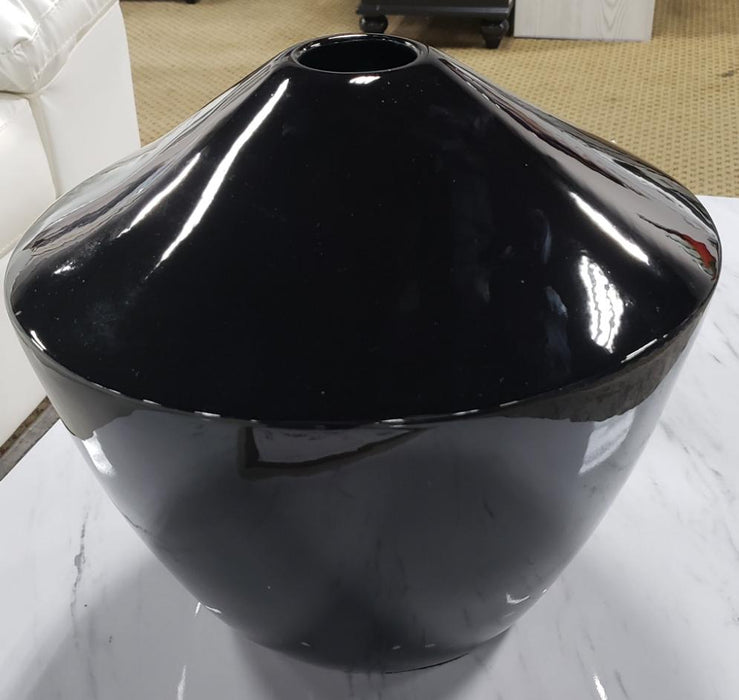 BLACK VASE